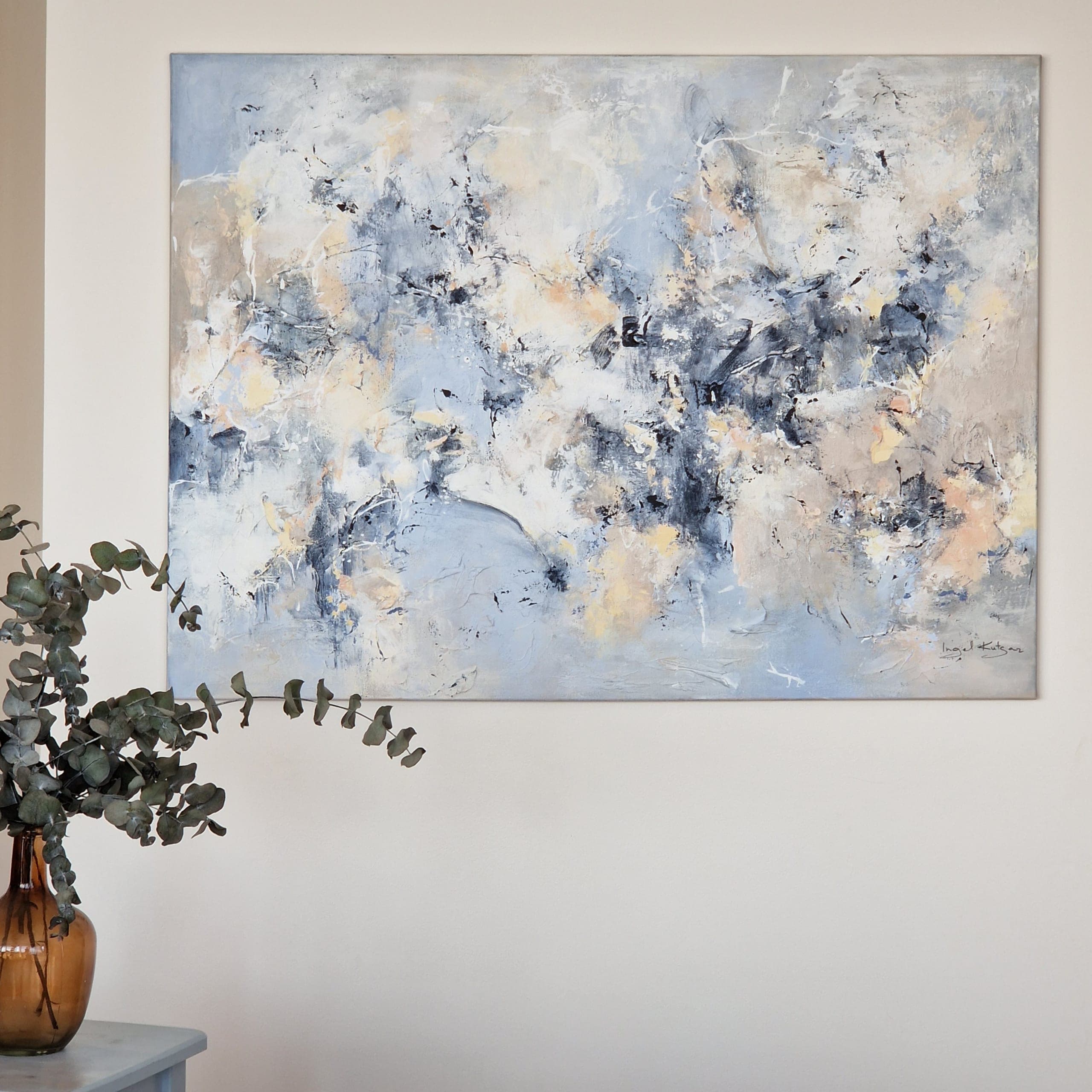 Ingel Kutsari abstraktne akrüülmaal „Vabaduse jäljed”, 90 × 120 cm, pehmetes sinistes, beežides ja valgetes toonides